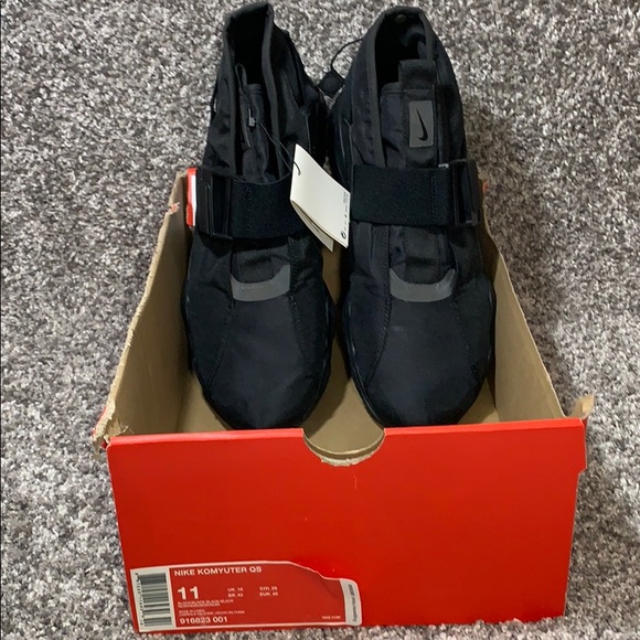 nike komyuter triple black